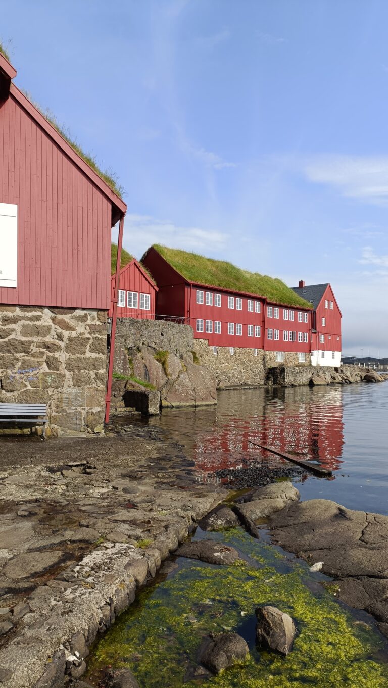 Færøerne – vores tågede rundtur i fårenes eventyrrige